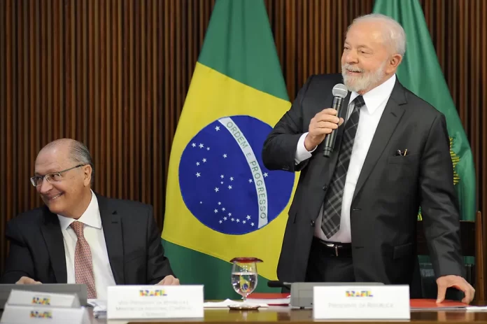 O presidente da República, Luiz Inácio Lula da Silva (d), e o vice-presidente Geraldo Alckmin (e) durante reunião ministerial realizada no Palácio do Planalto, em Brasília, — Foto: CLÁUDIO REIS/ENQUADRAR/ESTADÃO CONTEÚDO
