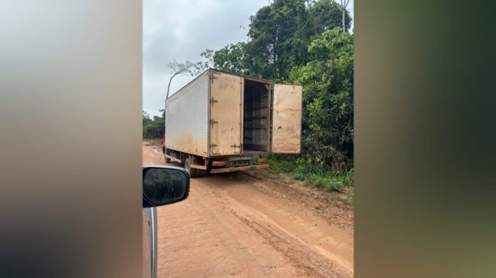 Caminhão foi encontrado em estrada de Uruará sem a carga de cigarros — Foto: Polícia Militar / Divulgação