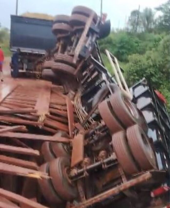 Ponte quebra e caminhão cai em BR no Pará — Foto: TV Liberal/Reprodução