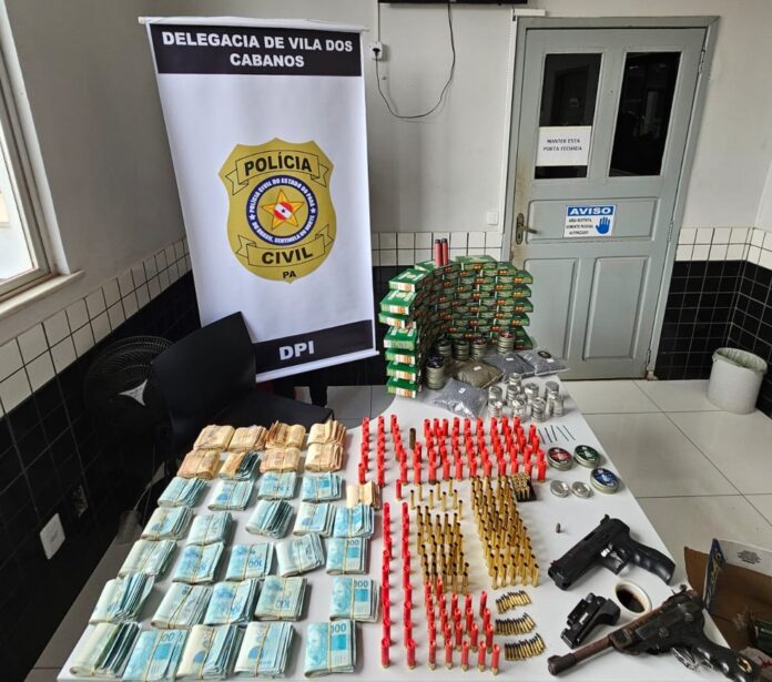 No estabelecimento, foram encontrados R$162,400 em espécie, dinheiro de procedência duvidosa, segundo as investigações; além de dezenas de caixas de pólvora e centenas de munições de variados calibres. — Foto: Ascom/PC